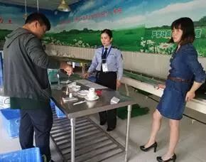 文山市开展餐饮具集中消毒服务专项检查，为60年州庆保驾护航